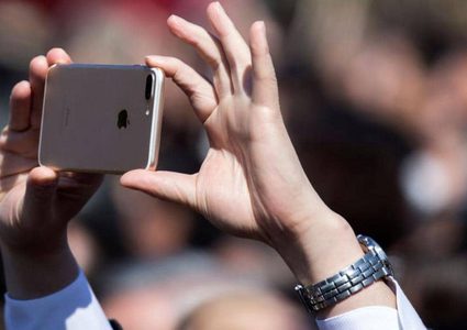 "أبل" تعترف بإبطاء تحديثاتها للآيفون.. وتتعهد بالشفافية