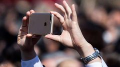 "أبل" تعترف بإبطاء تحديثاتها للآيفون.. وتتعهد بالشفافية