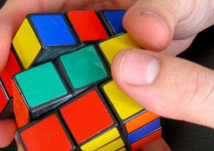 6 فوائد يغتنمها طفلك من مكعب روبيك