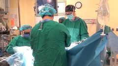 طبيب "يتلاعب" بالعمليات الجراحية لقاء رشوة مالية!