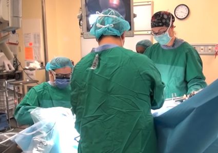 طبيب "يتلاعب" بالعمليات الجراحية لقاء رشوة مالية!