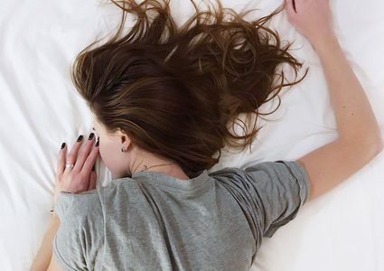 كيف يؤثر النوم على عواطفنا ومشاعر القلق لدينا