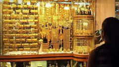 الذهب يهبط مع انتعاش الدولار من أدنى مستوياته