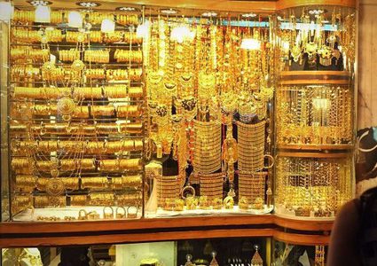 الذهب يهبط مع انتعاش الدولار من أدنى مستوياته