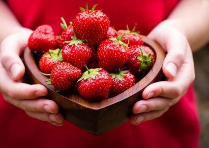 الفراولة وضغط الدم وأزمات القلب.. علاقات وطيدة