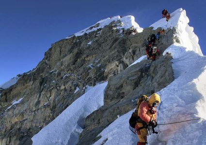 وفاة متسلق أمريكي على جبل إفرست