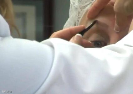 خضعت لعملية تجميل لحاجبيها.. فخرجت "بأربعة حواجب"