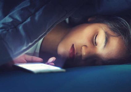 أضواء الهواتف أحد مسببات اضطراب النوم لدى المراهقين