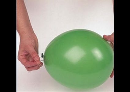 أمريكي يحطم الرقم القياسي في"فرقعة البالونات"..ويدخل موسوعة غينيس