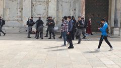 قوات الاحتلال تحاصر المصلين في الأقصى