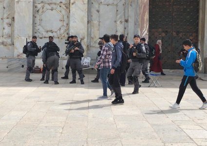 قوات الاحتلال تحاصر المصلين في الأقصى