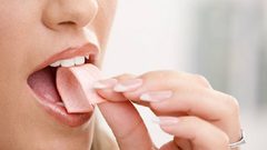 10 فوائد صحية "صادمة" لتناول العلكة
