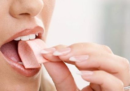 10 فوائد صحية "صادمة" لتناول العلكة