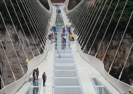 أطول جسر زجاجي في العالم يجذب السياح رغم خوفهم