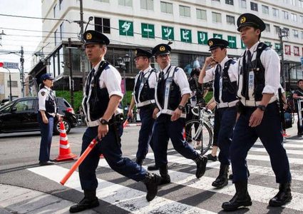 اليابان.. أب "يؤدب" أبناءه بمسدس صعق