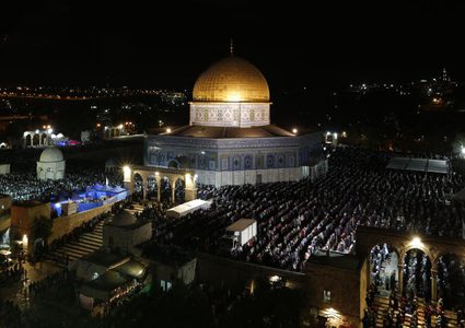عشرات الآلاف يعتكفون في المسجد الاقصى