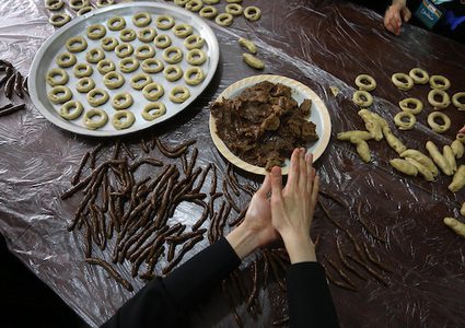 مجموعة من الفتيات في مخيم المغازي وسط القطاع ،يعددن الكعك على الطريقة التقليدية ,,لبيعه للمواطنين في غزة قبل عيد الفطر