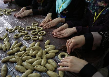 فتيات من غزة يقمن باعداد الكعك قبل عيد الفطر السعيد