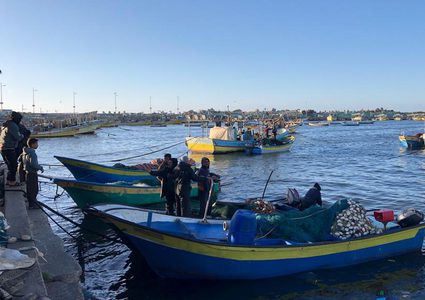 الاحتلال يقلص مساحة الصيد في بحر غزة