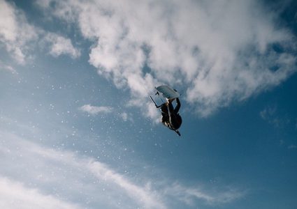 "أول رائد فضاء تركي".. تشبث بالمظلة فطار معها! (فيديو)