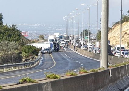 إصابة 20 عاملًا بانقلاب حافلة بالعفولة