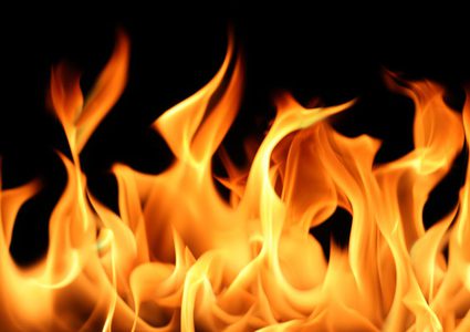 ايطاليا.. إنقاذ شاب عالق خارج شقته بعد احتراقها