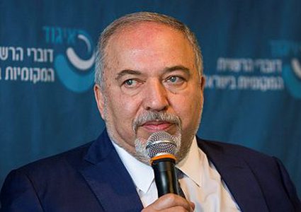 بعد حل الكنيست.. ليبرمان يهاجم نتنياهو والليكود بشراسة