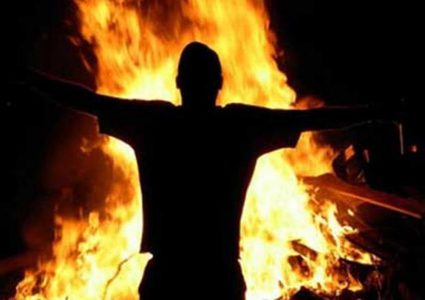 مواطن يحرق نفسه بالخليل