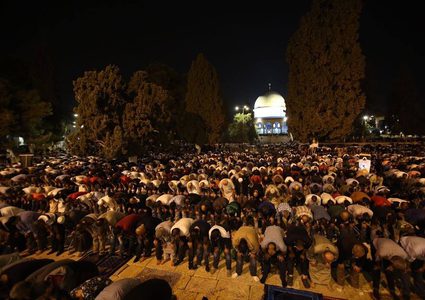 عشرات الآلاف يعتكفون  في رحاب "الأقصى"