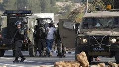 الاحتلال يعتقل شابا من طوباس على حاجز قرب نابلس