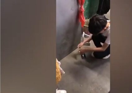 مدرسة تجبر تلميذًا صينيًا على تحطيم هاتفه بيده