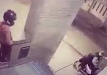 طفلة شجاعة تنقذ والدتها من مجرم في اللحظة الأخيرة!