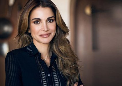 ملكة الأردن تقدم "ورق عنب" أعدته بنفسها لمجموعة شباب خلال محاضرة