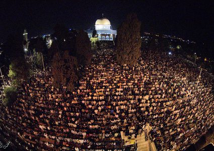 مئات آلاف المصلين يحيون ليلة القدر في ساحات المسجد الأقصى