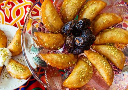 هل تساءلت يوماً لماذا سميت "القطايف" بهذا الاسم ؟!