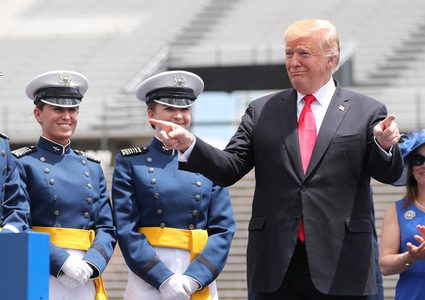 ترامب يهدد المكسيك بالرسوم الجمركية