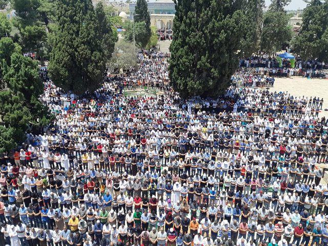 ربع مليون مصل يؤدون الجمعة الأخيرة من رمضان في المسجد الأقصى