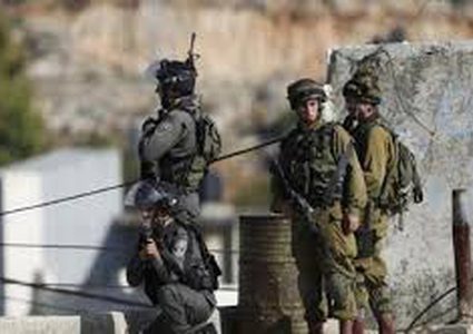 الاحتلال يعتقل شابا على حاجز قلنديا أثناء توجهه للصلاة بالاقصى