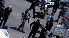 الاحتلال يعتقل شابا بعد إطلاق النار عليه في القدس