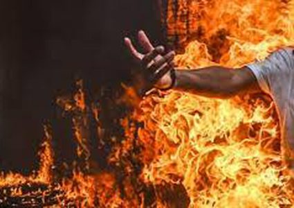 على طريقة "بوعزيزي"..شاهد محاولة انتحار أمام البيت الأبيض