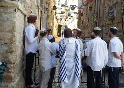 مستوطنون يؤدون طقوسا دينية أمام أحد أبواب المسجد الأقصى