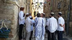 مستوطنون يؤدون طقوسا دينية أمام أحد أبواب المسجد الأقصى