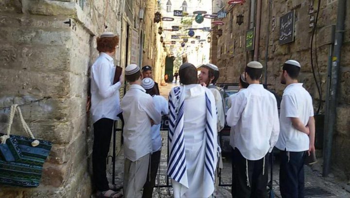 مستوطنون يؤدون طقوسا دينية أمام أحد أبواب المسجد الأقصى