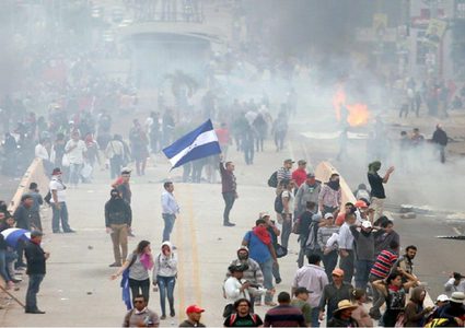 محتجون يحرقون السفارة الأمريكية "بهندوراس"