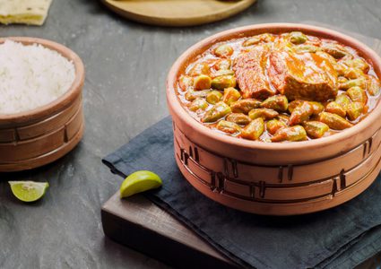 البامية باللحمة مع الأرز الأبيض