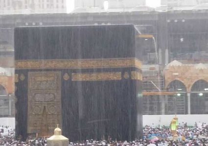 في الجمعة اليتيمة من رمضان: أمطار غزيرة على الكعبة الشريفة