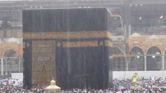 في الجمعة اليتيمة من رمضان: أمطار غزيرة على الكعبة الشريفة