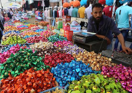 أسواق غزة تتزين بالشوكولاته والحلقوم ابتهاجاً بقدوم العيد