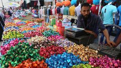 أسواق غزة تتزين بالشوكولاته والحلقوم ابتهاجاً بقدوم العيد