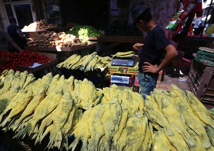 في أسواق غزة : الفسيخ حاضراً استعداداً لعيد الفطر
